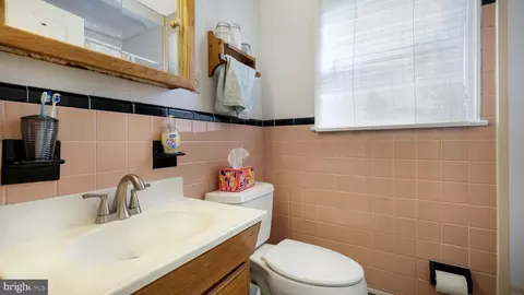 Bath - 1012 Brook Ave, Secane, PA 19018 photo 1 of 2