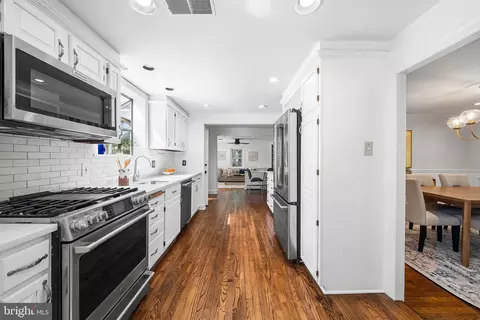 Entry Way - 2 Forest Rd, Wayne, PA 19087 photo 2 of 10