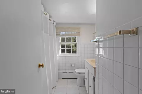 Bath - 590 Cricket Ln, Wayne, PA 19087 photo 4 of 4