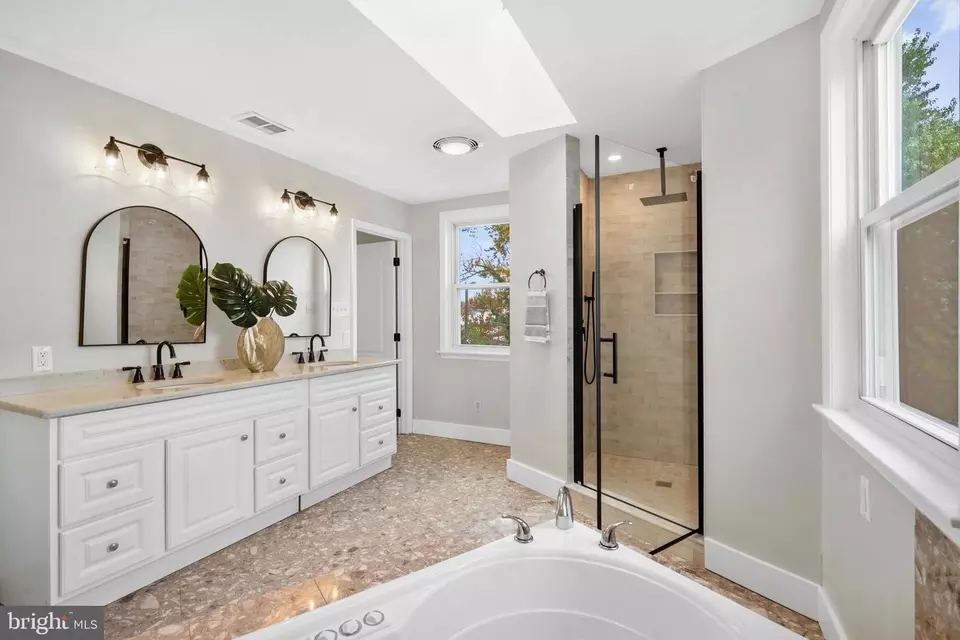 Bath - 14 W Ann Rd, Broomall, PA 19008 photo 4 of 4