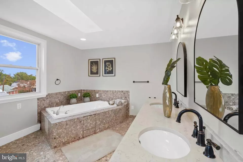Bath - 14 W Ann Rd, Broomall, PA 19008 photo 3 of 4