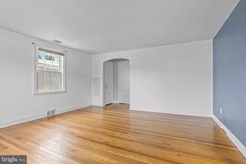 Living - 30 Wayne Ave, Springfield, PA 19064 photo 1 of 3