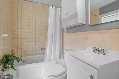 Bath - 30 Wayne Ave, Springfield, PA 19064 photo 2 of 2