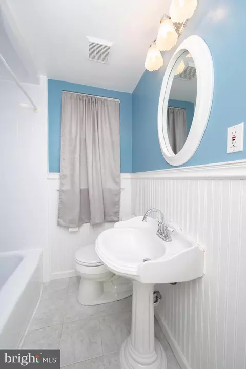 Bath - 838 Springhaven Rd, Springfield, PA 19064 photo 2 of 3