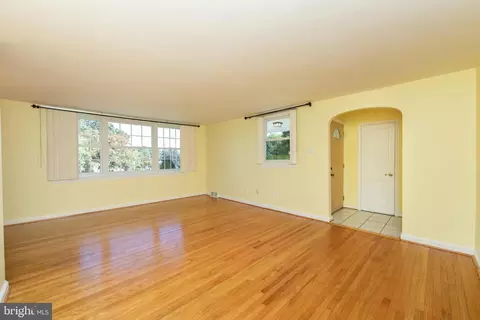 Living - 838 Springhaven Rd, Springfield, PA 19064 photo 4 of 8