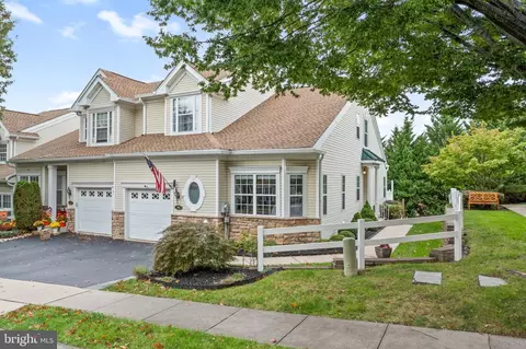 34 Dresner Cir, Ogden, PA 19061