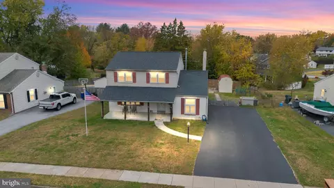 708 Lamp Post Ln, Aston, PA 19014