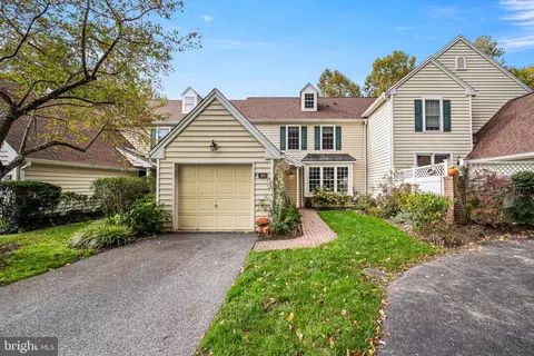 102 Dundee Mills Ln, Wallingford, PA 19086