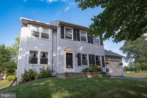 4001 Fox Mill Dr, Boothwyn, PA 19061