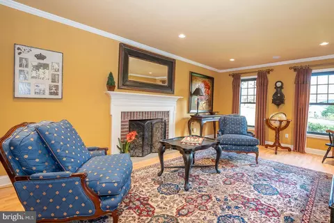 Living - 800 Maple Glen Ln, Wayne, PA 19087 photo 3 of 3