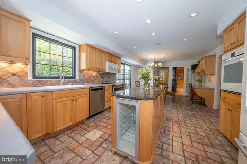 Kitchen - 800 Maple Glen Ln, Wayne, PA 19087 photo 6 of 9