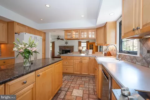 Kitchen - 800 Maple Glen Ln, Wayne, PA 19087 photo 4 of 9