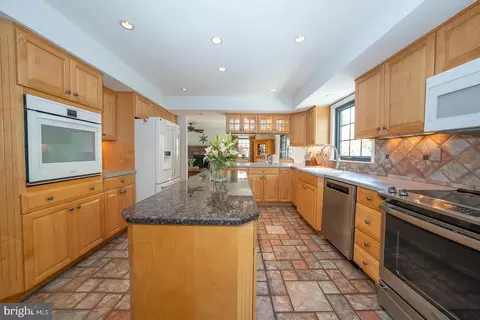 Kitchen - 800 Maple Glen Ln, Wayne, PA 19087 photo 2 of 9