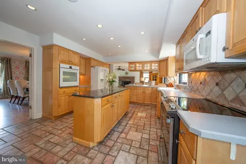 Kitchen - 800 Maple Glen Ln, Wayne, PA 19087 photo 3 of 9