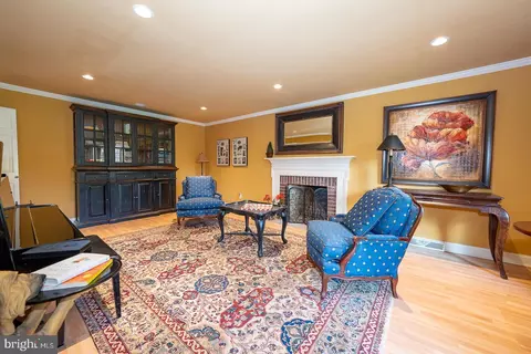 Living - 800 Maple Glen Ln, Wayne, PA 19087 photo 1 of 3