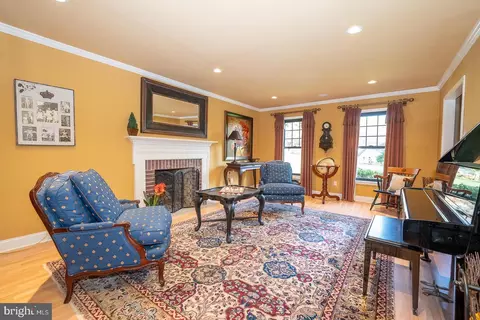 Living - 800 Maple Glen Ln, Wayne, PA 19087 photo 2 of 3