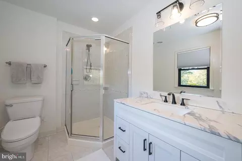 Bath - 800 Maple Glen Ln, Wayne, PA 19087 photo 1 of 2