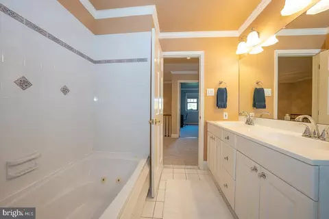 Bath - 800 Maple Glen Ln, Wayne, PA 19087 photo 2 of 2