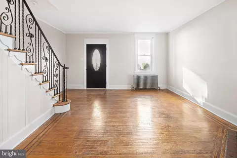 Living - 324 Kingston Rd, Darby, PA 19082 photo 2 of 3