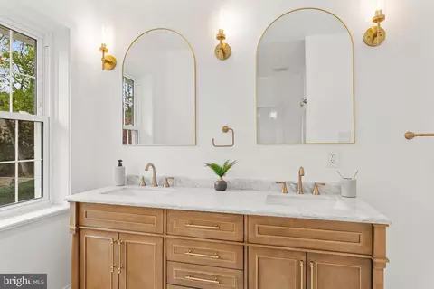 Bath - 426 W Beech Tree Ln, Wayne, PA 19087 photo 3 of 5
