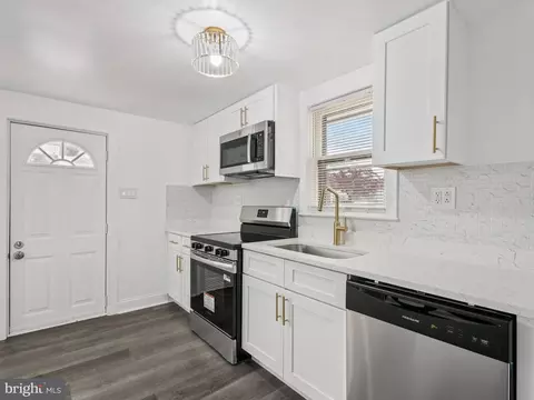 Entry Way - 1001 Sunset St, Marcus Hook, PA 19061 photo 1 of 4
