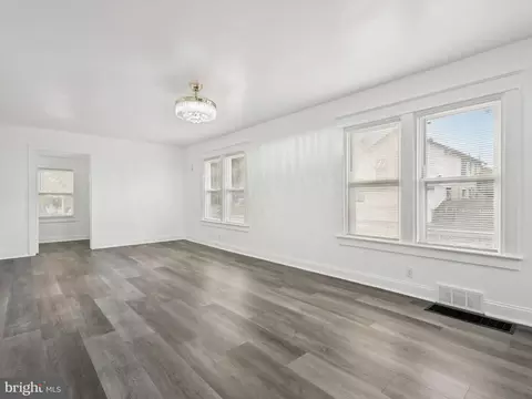 Living - 1001 Sunset St, Marcus Hook, PA 19061 photo 7 of 10
