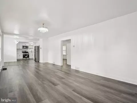 Living - 1001 Sunset St, Marcus Hook, PA 19061 photo 2 of 10