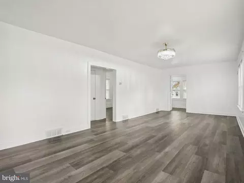 Living - 1001 Sunset St, Marcus Hook, PA 19061 photo 8 of 10
