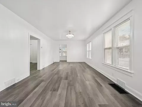 Living - 1001 Sunset St, Marcus Hook, PA 19061 photo 6 of 10