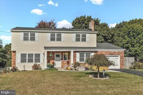 2300 Overlook Dr, Aston, PA 19014