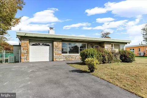 2119 Boxwood Dr, Broomall, PA 19008