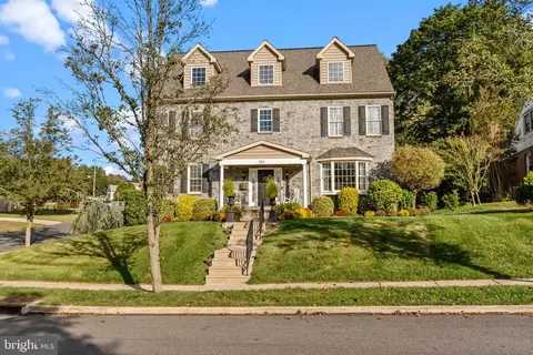 201 Golf Hills Rd, Havertown, PA 19083