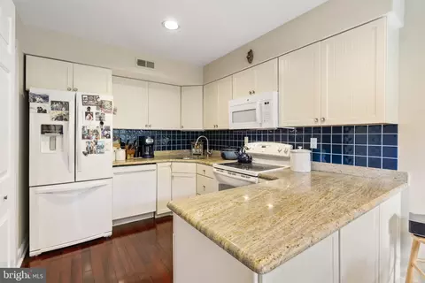 Kitchen - 5 Greythorne Woods Cir, Wayne, PA 19087 photo 3 of 4