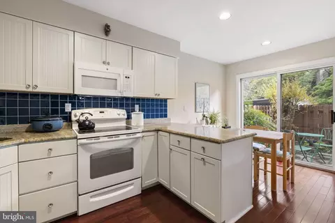 Kitchen - 5 Greythorne Woods Cir, Wayne, PA 19087 photo 2 of 4