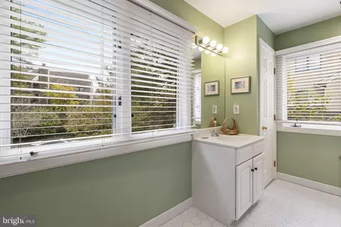 Bath - 5 Greythorne Woods Cir, Wayne, PA 19087 photo 3 of 4