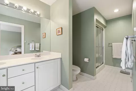 Bath - 5 Greythorne Woods Cir, Wayne, PA 19087 photo 2 of 4