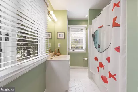 Bath - 5 Greythorne Woods Cir, Wayne, PA 19087 photo 4 of 4