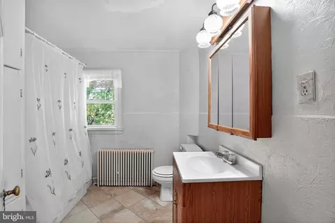 Bath - 944 Galbraith Ave, Chichester, PA 19061 photo 1 of 2