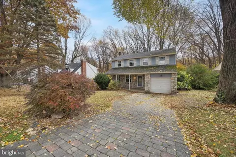 623 Old School House Dr, Springfield, PA 19064
