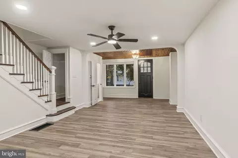 Entry Way - 535 Glendale Rd, Upper Darby, PA 19082 photo 3 of 9