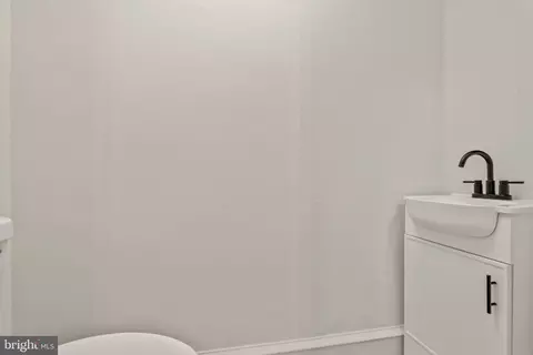 Bath - 535 Glendale Rd, Upper Darby, PA 19082 photo 1 of 5