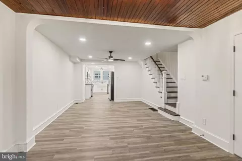 Entry Way - 535 Glendale Rd, Upper Darby, PA 19082 photo 2 of 9