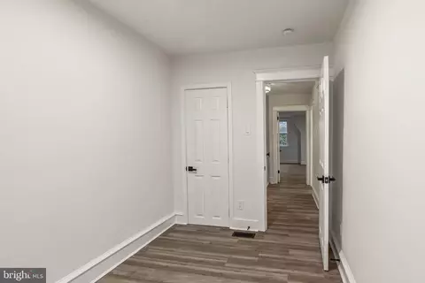 Entry Way - 535 Glendale Rd, Upper Darby, PA 19082 photo 8 of 9
