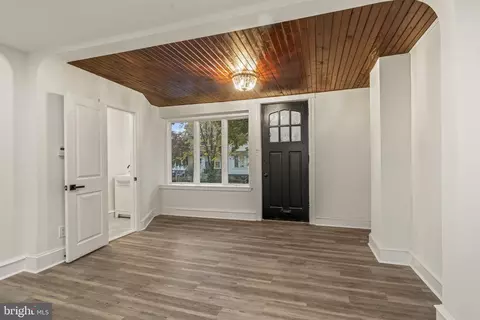 Entry Way - 535 Glendale Rd, Upper Darby, PA 19082 photo 4 of 9