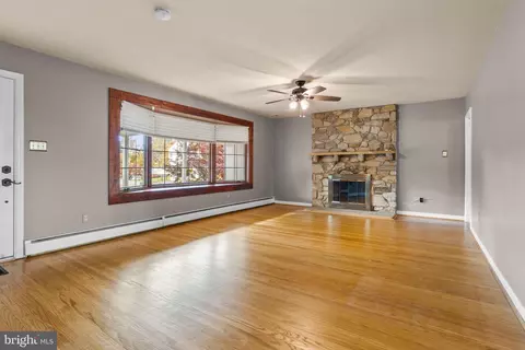Living - 504 Minshall Rd, Springfield, PA 19064 photo 2 of 5