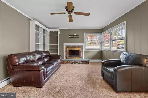 Living - 504 Minshall Rd, Springfield, PA 19064 photo 4 of 5