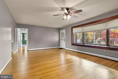 Living - 504 Minshall Rd, Springfield, PA 19064 photo 3 of 5