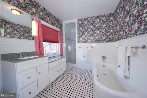 Bath - 421 Midland Ave, Wayne, PA 19087 photo 5 of 6