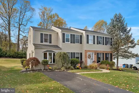 227 Bridge Rd, Ogden, PA 19061