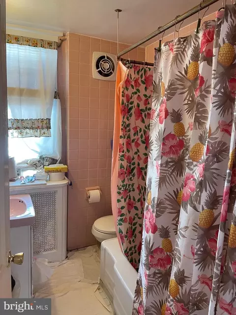 Bath - 206 Heather Rd, Darby, PA 19082 photo 2 of 3